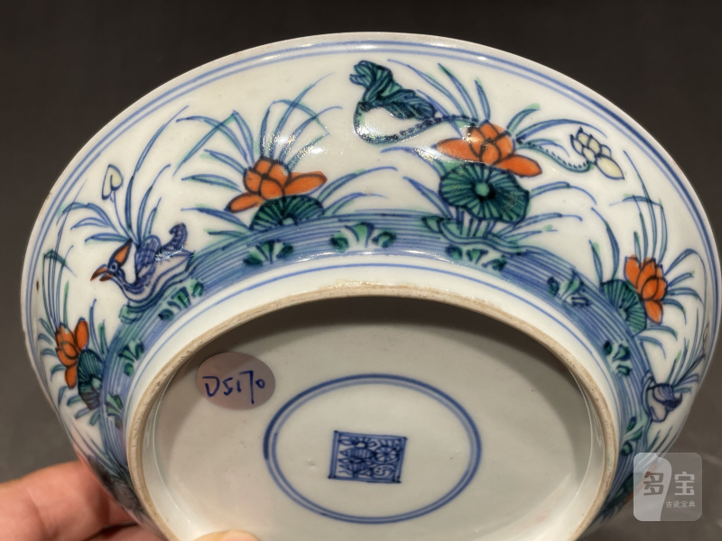 清雍正 斗彩荷塘鸳鸯图盘 - 图7